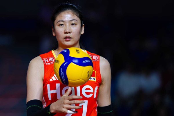 一直牛配资 恭喜！中国女排27岁扣高3米27王牌崛起：10分3拦网，赵勇没看错她