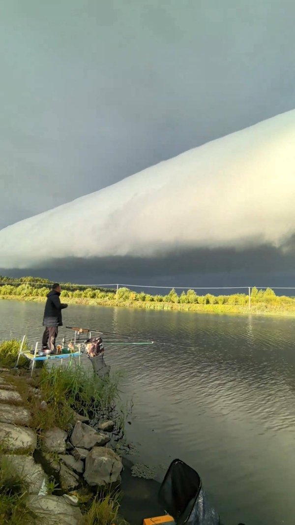 速盈策略 黑龙江一地现长条滚筒状“怪云”，如雪山般扑面而来，气象局回应